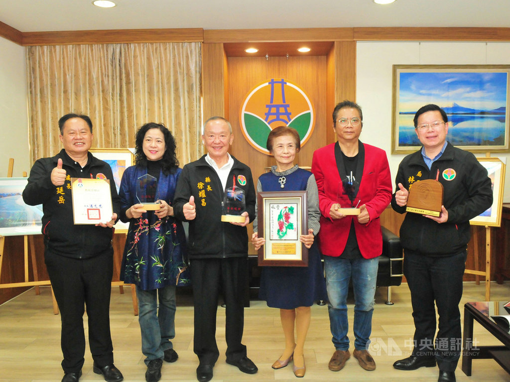 大漢之音廣播電台獲教育部110年推展本土語言傑出貢獻獎、苗栗縣籍攝影師曾進發(右2)為國際攝影賽常勝軍,雙方在不同領域為苗栗爭光,曾進發及大漢之音台長陳裕美(右3)23日獲縣長徐耀昌(左3)接見表揚。(苗栗縣政府提供)中央社記者管瑞平傳真 110年2月23日