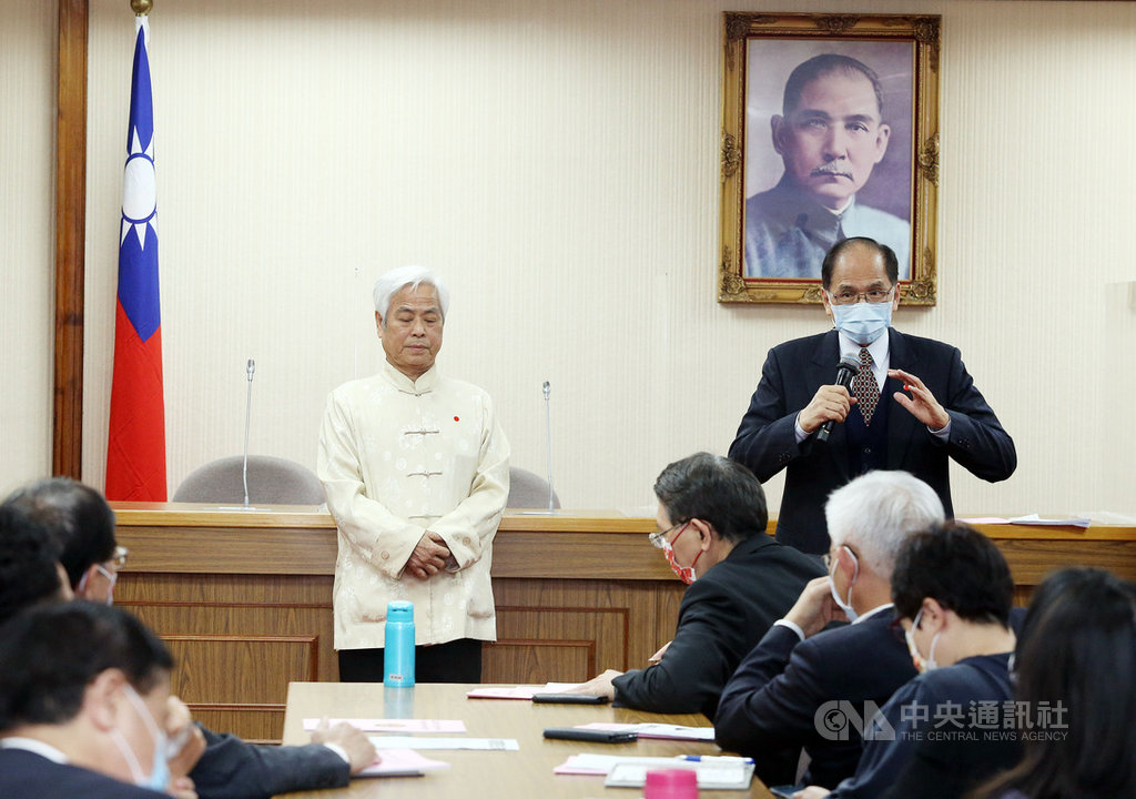 為推廣台語漢詩,立法院日前成立三餘吟社,23日開課,院長游錫堃(後右)出席致詞。中央社記者郭日曉攝 110年2月23日