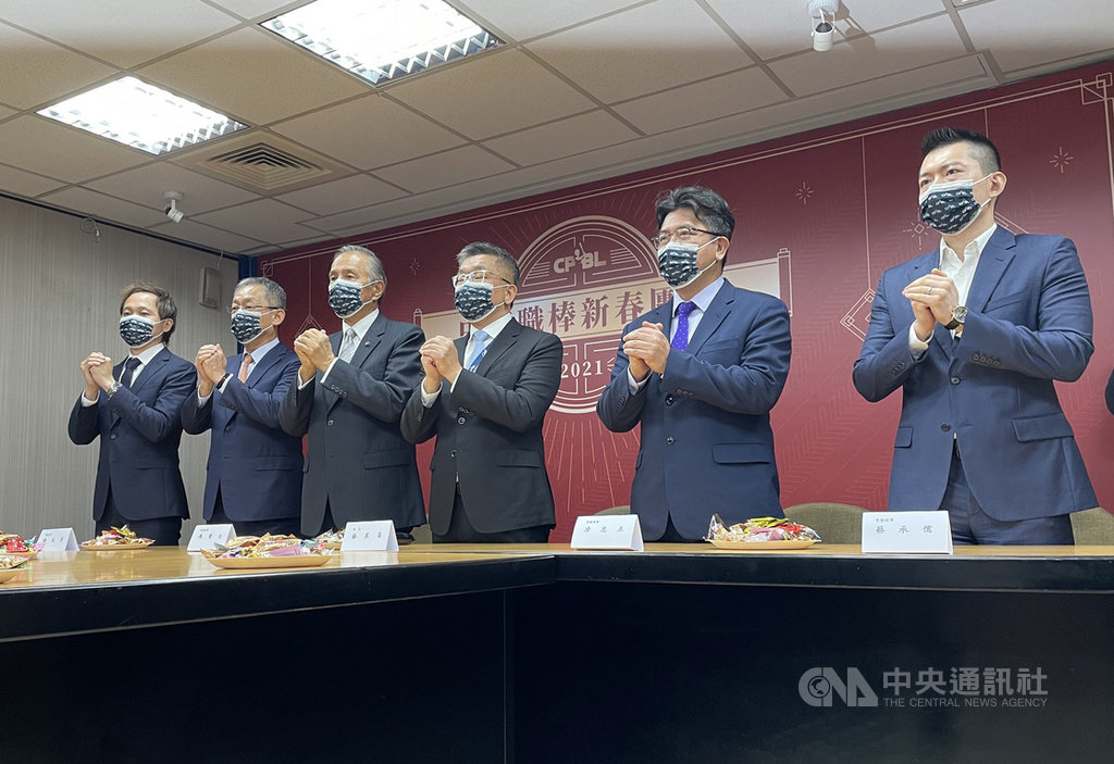中華職棒23日召開領隊會議,會後由會長蔡其昌(右3)宣布,聯盟採最高標準、不同意富邦悍將洋砲納飛猛登錄;悍將領隊蔡承儒(右)也就球團蒐集到納飛猛的相關資料對外解釋,並發表聲明指納飛猛雖無前科事實,但其行為具爭議性,尊重聯盟決議、決定不予聘用。中央社記者謝靜雯攝 110年2月23日