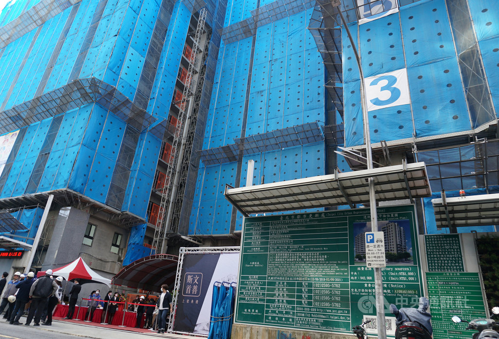 台北市政府23日舉辦斯文里三期整建住宅上梁典禮,宣布110年9月完工、111年4月入住,這是全國首件由政府擔任實施者的公辦都更案。圖為斯文里三期基地。中央社記者劉建邦攝 110年2月23日
