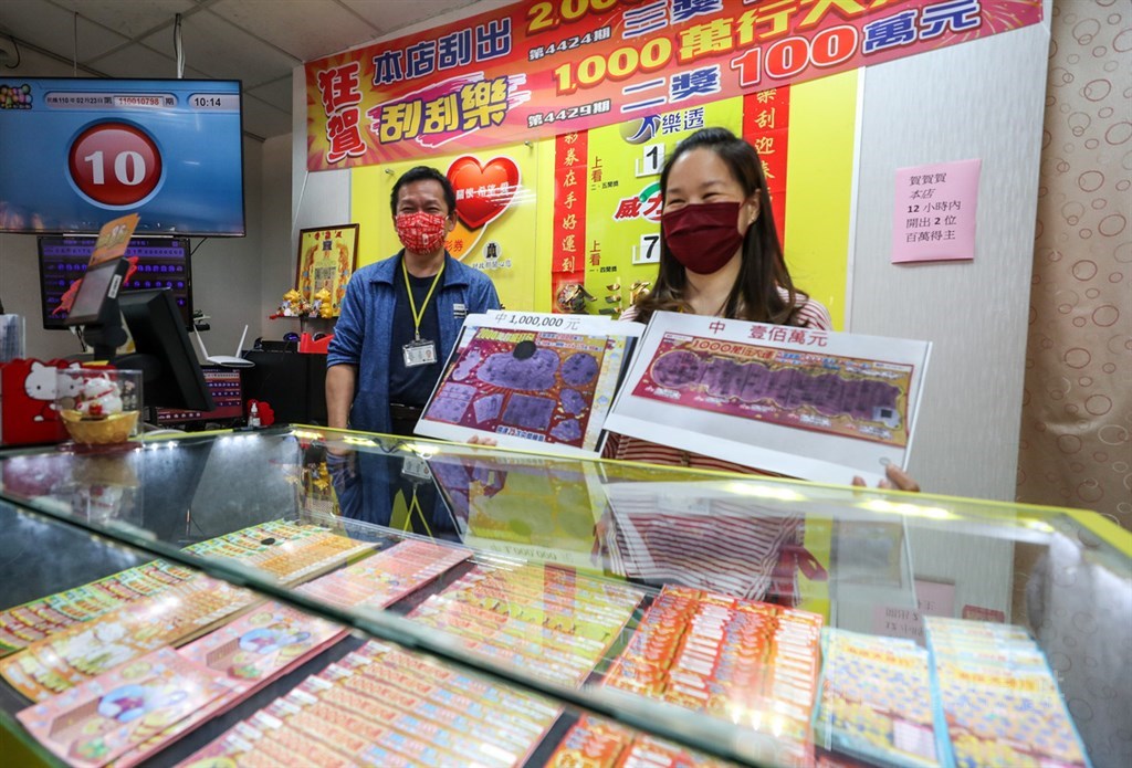 台北市大同區「金三角彩券行」開出「2000萬超級紅包」三獎新台幣100萬元,老闆娘陳小姐(右)23日受訪表示,當天其實已經睡了,近凌晨3點接到電話詢問是否還有營業,一口答應「現在過來,彩券行會開門」,沒想到店裡就又再度幸運刮出100萬元獎項;她也感謝得主們願意分享喜悅。中央社記者裴禛攝 110年2月23日