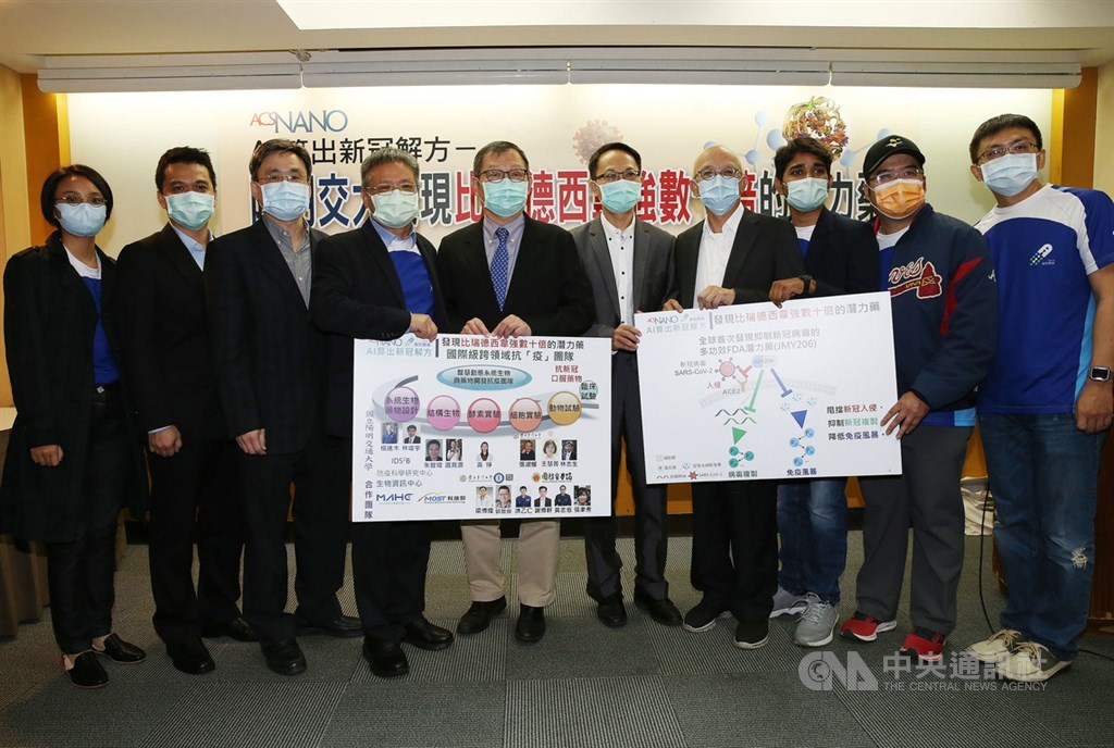 陽明交通大學23日舉行記者會,生物科技學院院長楊進木(左4)帶領團隊和台灣大學、中央研究院、中興大學、國防醫學院預防醫學研究所等單位合作,找出4款可抑制COVID-19(2019冠狀病毒疾病,武漢肺炎)活性效果的潛力老藥,為治療COVID-19帶來一線曙光。中央社記者郭日曉攝 110年2月23日