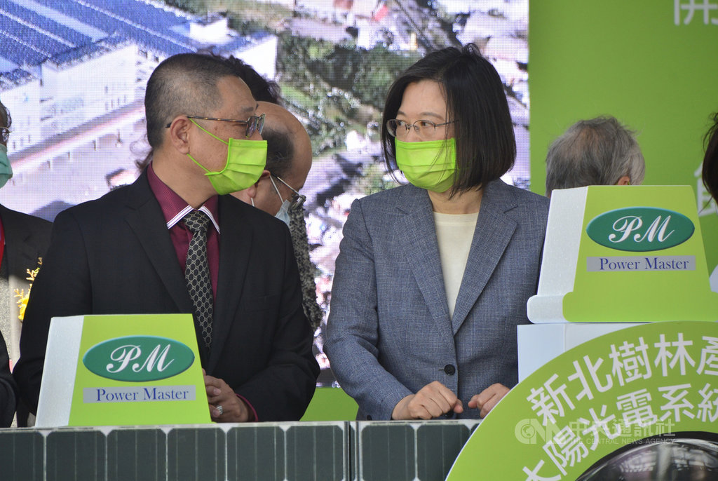 總統蔡英文(前右)23日上午出席新北市樹林產業專區太陽光電系統啟用儀式,與開陽集團董事長蔡宗融(前左)交換意見。中央社記者黃旭昇新北攝 110年2月23日