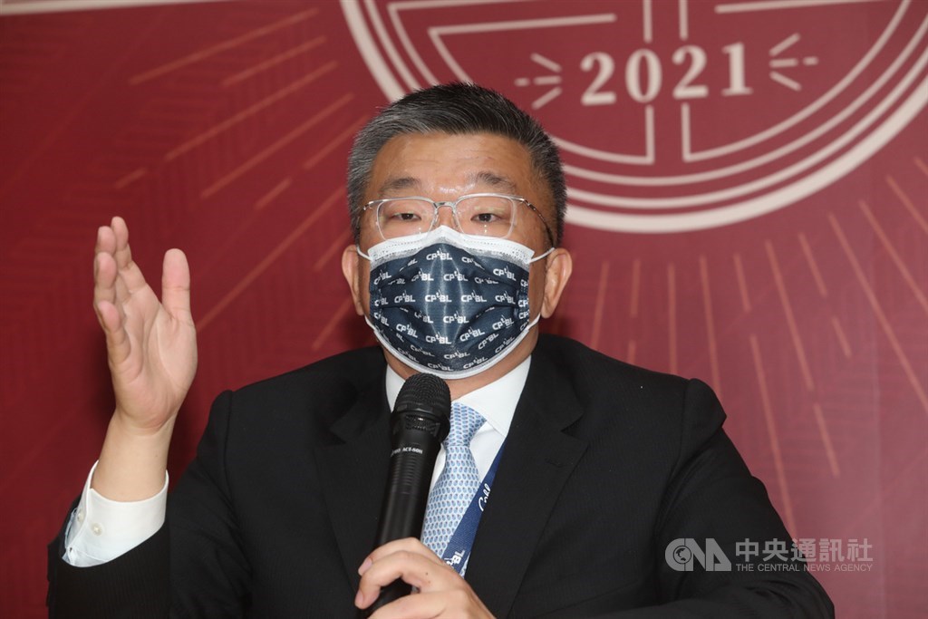 中華職棒23日召開領隊會議,針對富邦悍將隊新洋砲納飛猛爭議問題討論,會長蔡其昌(圖)表示,聯盟採取最高標準,決議不同意登錄。中央社記者吳家昇攝 110年2月23日