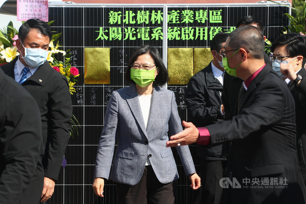 總統蔡英文(中)23日到新北市樹林區參加全球傳動公司太陽光電系統啟用典禮,推廣政府綠能政策成果。中央社記者王騰毅攝 110年2月23日