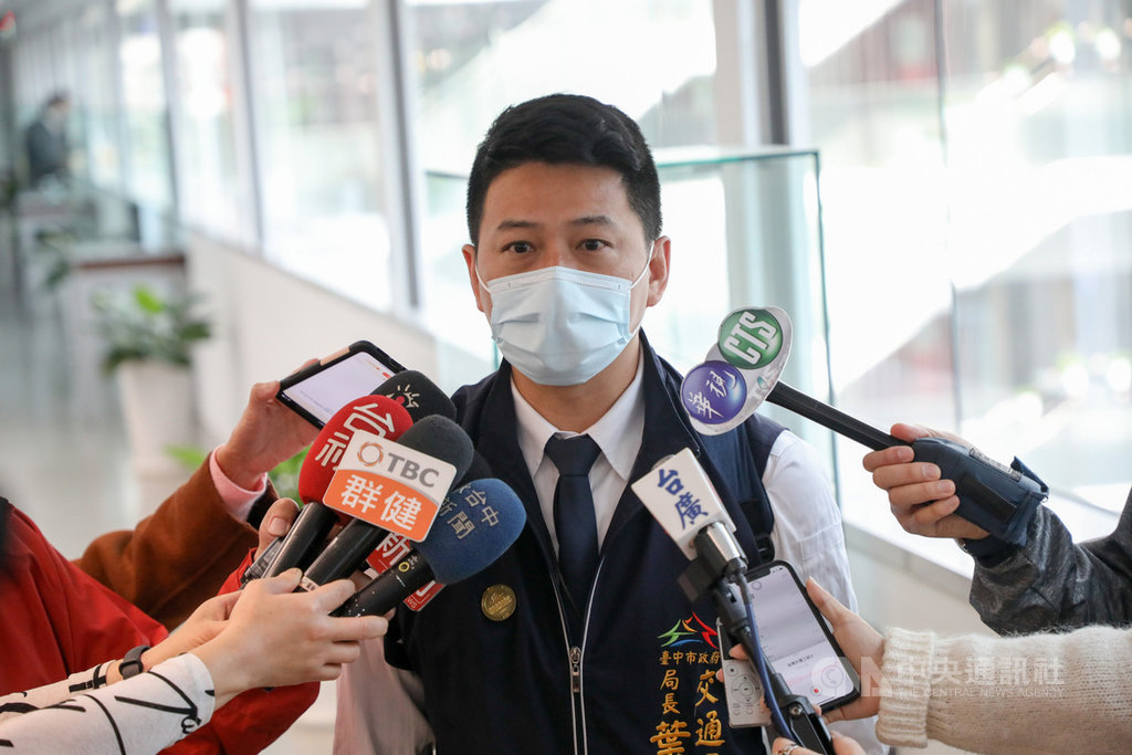 台中捷運綠線列車因聯結器軸心斷裂而暫停試營運,外界關注何時可以恢復通車。台中市交通局長葉昭甫23日上午出席市政會議接受媒體採訪時表示,負責台中捷運施工的台北市政府,已將相關報告書送到台中市政府,目前將針對報告書召開審查。中央社記者郝雪卿攝 110年2月23日