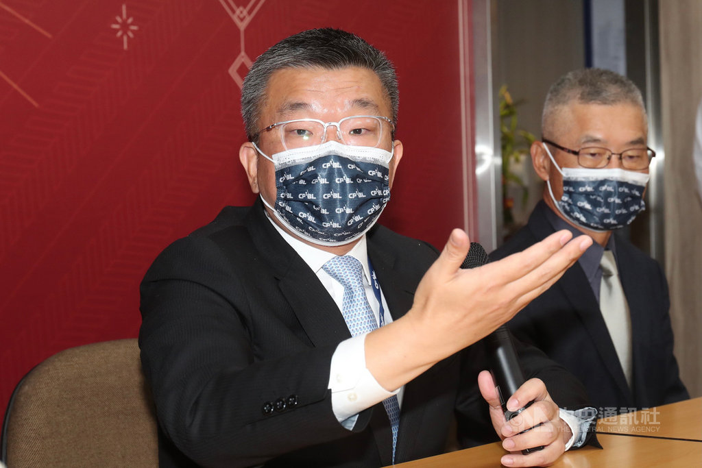 中職新春團拜23日在中華職棒大聯盟會議室舉行,中職會長蔡其昌(左)回答媒體提問。中央社記者吳家昇攝 110年2月23日