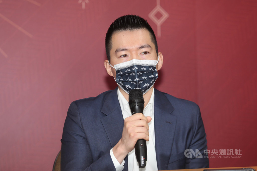中華職棒23召開領隊會議,針對富邦悍將隊新洋砲納飛猛爭議問題討論,會長蔡其昌表示,聯盟採取最高標準,決議不同意登錄;悍將領隊蔡承儒(圖)表示尊重聯盟決議。中央社記者吳家昇攝 110年2月23日
