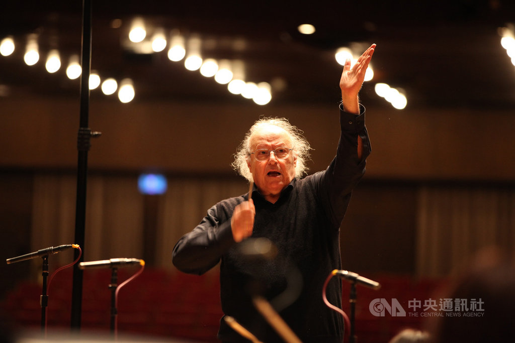 85歲以色列籍猶太裔指揮殷巴爾(Eliahu Inbal)已經在1月底抵台並完成隔離檢疫,將與台北市立交響樂團合作演出貝多芬第6號交響曲「田園」以及「第7號交響曲」等。(北市交提供)中央社記者趙靜瑜傳真 110年2月23日