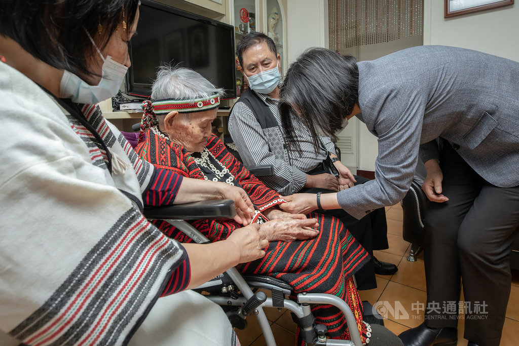 總統蔡英文(右)23日拜訪目前全國僅存台灣原住民族文面登錄保存者、Ipay Wilang林智妹(左2)。(總統府提供)中央社記者葉素萍傳真 110年2月23日