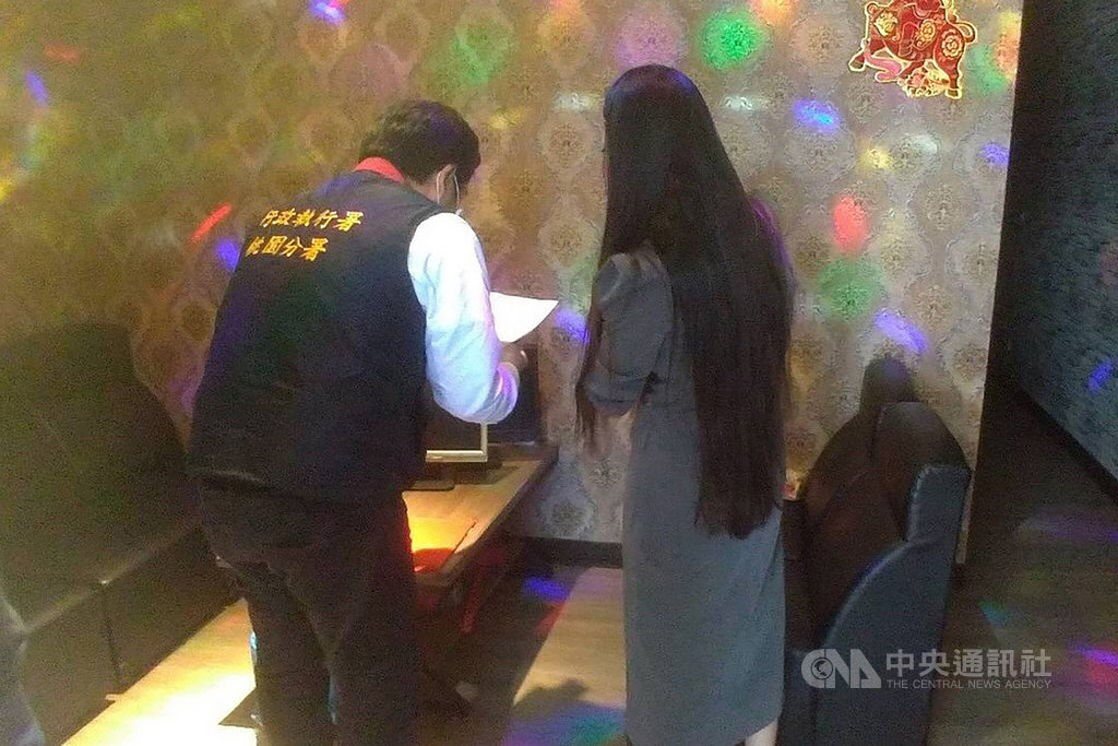 桃園市中壢區游姓男子違反居檢規定遭罰卻未繳罰款,法務部行政執行署桃園分署執行人員到游男經營的小吃店但游男不在,但和現場員工溝通後已先繳交部分款項,餘款將申請分期繳納。(法務部行政執行署桃園分署提供)中央社記者吳睿騏桃園傳真 110年2月23日