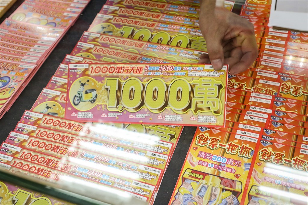 台北市大同區的「金三角彩券行」大年初四(15日)開出「2000萬超級紅包」三獎新台幣100萬元,彩券行老闆表示,過年期間刮刮樂開出兩個100萬元獎項,好運勢也帶動業績成長。中央社記者裴禛攝 110年2月23日