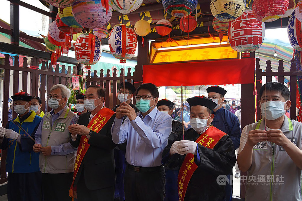 屏東縣佳冬鄉六根庄千山公侯宮依循習俗舉辦「作福拜新丁」活動,縣長潘孟安(前右3)23日前往參香祈福,也盼透過活動讓更多人了解客家優良文化傳承。(屏東縣政府提供) 中央社記者郭芷瑄傳真 110年2月23日