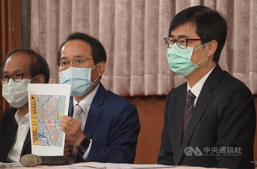 配合高雄市區鐵路地下化、高雄站區工程的興建,中博高架橋引道27日起拆除,高雄市長陳其邁(右)、副市長林欽榮(中)23日偕交通、工務等單位召開記者會說明交通管制措施。中央社記者董俊志攝 110年2月23日