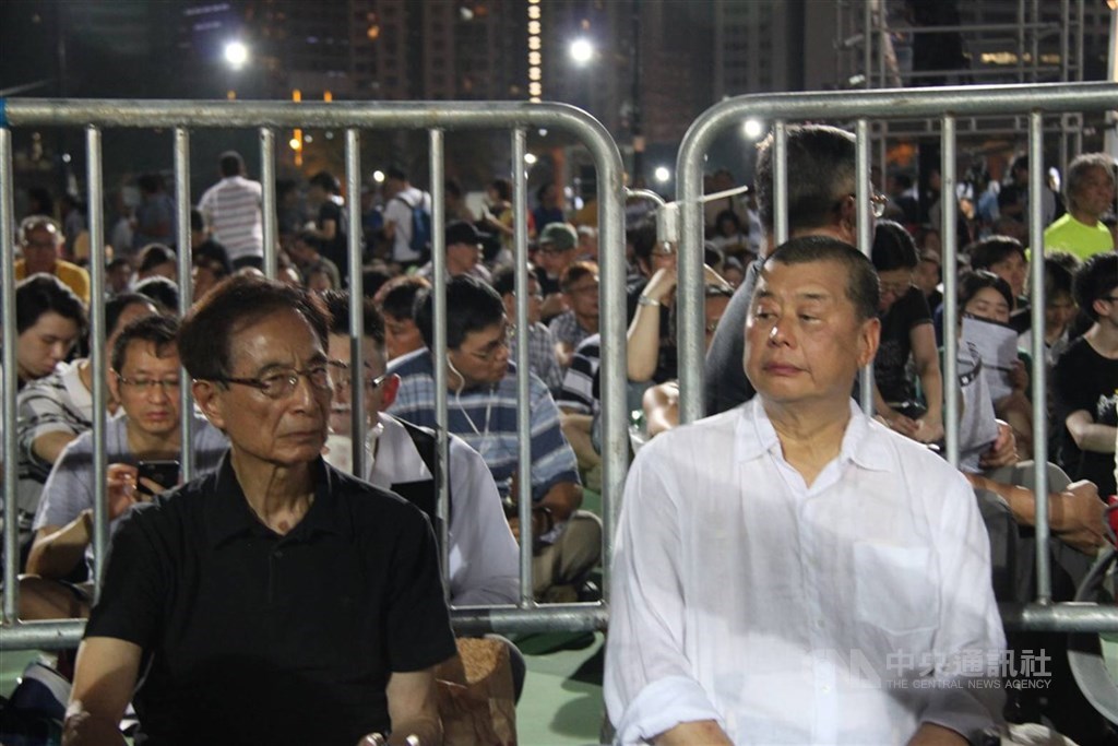香港民主黨前主席李柱銘(前左)、壹傳媒集團創辦人黎智英(前右)等9人被控參與反送中集會,16日在西九龍裁判法院開審。圖為2017年香港六四燭光晚會。(中央社檔案照片)