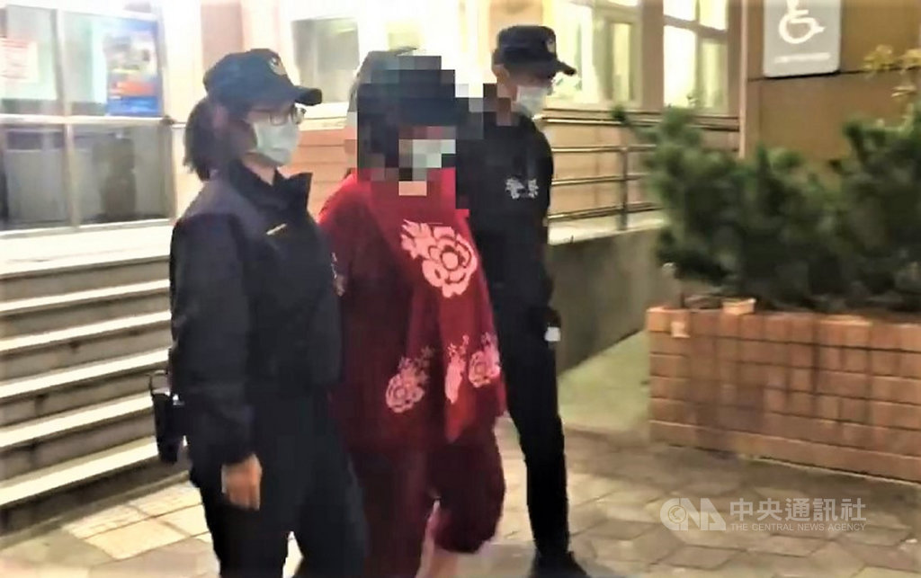 新北市新莊區一名女子(中)23日下午向母親要錢未果,兩人爆發口角衝突,女子疑精神不穩定,外出購買水果刀返家涉持刀猛刺母親腹部,一旁哥哥見狀通報警消救護,但母親送醫不治,女子被依殺人罪嫌送辦。(翻攝照片)中央社記者王鴻國傳真 110年2月23日