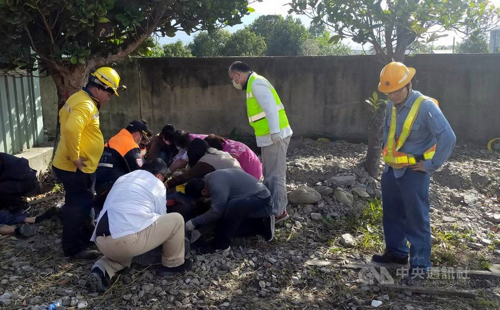 台鐵台東海端火車站23日上午發生工程車撞上道班工人意外,海端鄉衛生所主任陳境治(白衣者)獲報後隨即帶領所內人員飛奔1公里到場搶救。(海端鄉衛生所提供)中央社記者盧太城台東傳真 110年2月23日