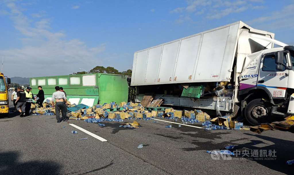 一輛聯結車23日行經國道3號南下90公里新竹竹東段,疑因爆胎導致車輛翻覆,車上載運的礦泉水隨之散落車道,駕駛受輕傷送醫。(讀者提供)中央社記者郭宣彣傳真 110年2月23日