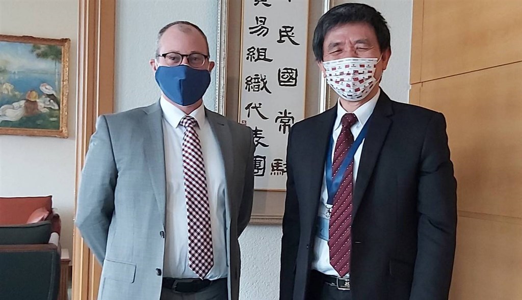 中華民國常駐世界貿易組織代表羅昌發(右)2月11日與美國駐世貿代理館長畢斯比會面。(中華民國常駐世貿代表團提供)中央社記者唐佩君布魯塞爾傳真 110年2月22日