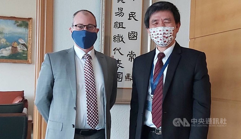 中華民國常駐世界貿易組織代表羅昌發(右)2月11日與美國駐世貿代理館長畢斯比會面,持續深化台美關係。(圖中華民國常駐世貿代表團提供)中央社記者唐佩君布魯塞爾傳真 110年2月22日