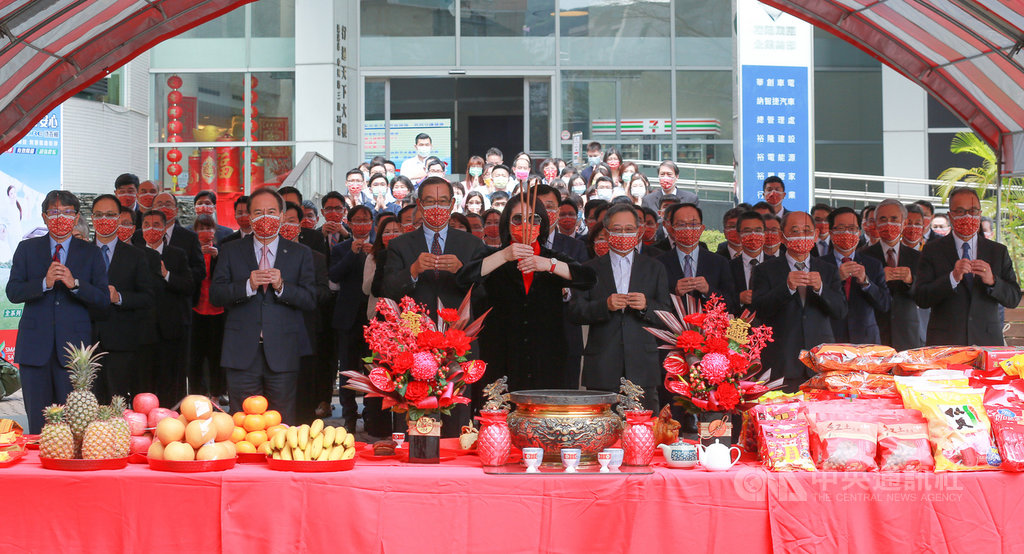 裕隆集團23日舉行新春開工祭拜,由執行長嚴陳莉蓮帶領一級主管與各公司員工一起祈福,並為加速轉型升級電動化、智能化趨勢定調。中央社記者韓婷婷傳真 110年2月23日