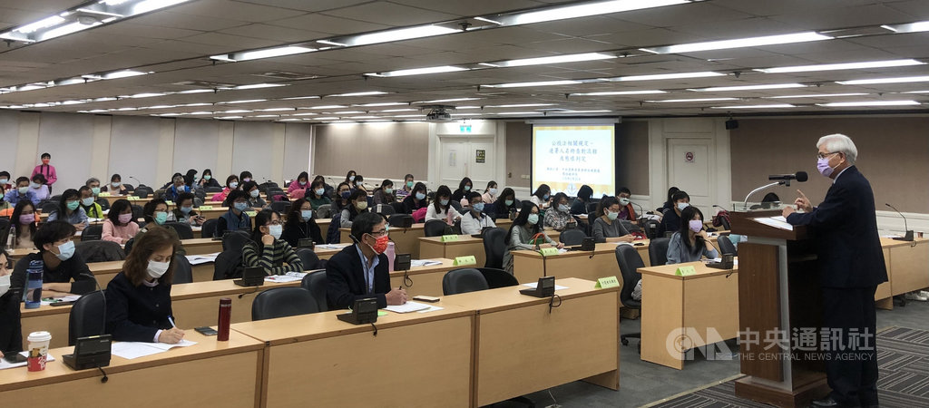 中選會23日起將分區舉辦110年全國性公民投票連署人名冊查對作業講習,中選會主委李進勇(右)表示,盼協助戶政機關依公民投票法規定,正確、迅速查對連署人名冊,以保障連署人權益。(中選會提供)中央社記者陳俊華傳真 110年2月23日