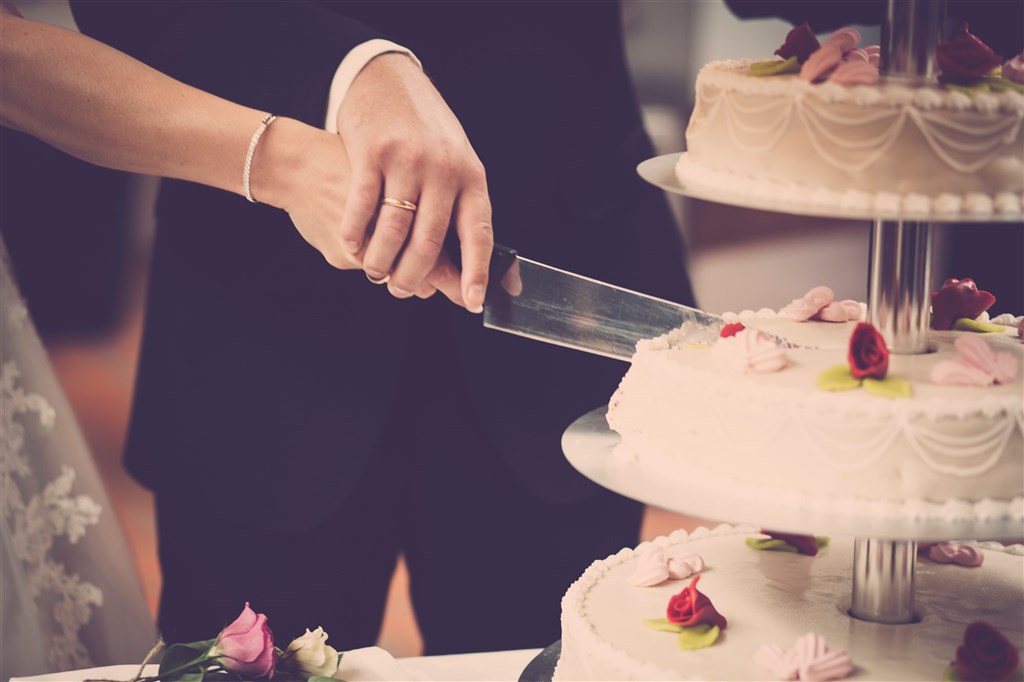 內政部表示,109年結婚對數共計12萬1702對,較108年減少1萬2822對,為近10年來新低。(圖取自Pexel圖庫)