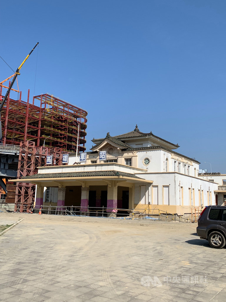 睽違19年的高雄車站帝冠建築因高雄市區鐵路地下化而東遷,在車站站體工程接近完工之際,老車站也將重回地標位置,預計8月啟動遷移。中央社記者王淑芬攝 110年2月23日