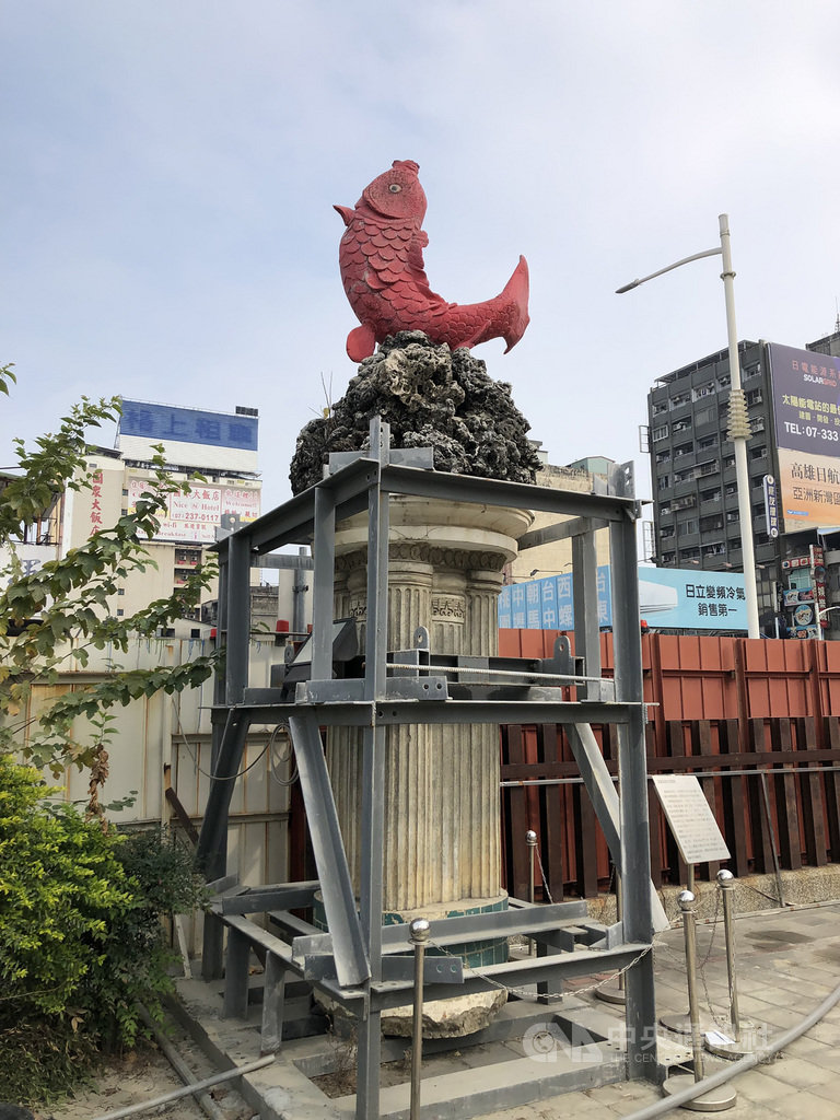 「紅鯉魚」雕塑是舊高雄車站前一個意象;居民表示,是引用當地舊地名「𩻸仔港」(鯉魚之意),後來車站雕塑便以「紅鯉魚」(紅𩻸仔)示意是舊地名大港埔所在,接下來也將移回高雄車站新站廣場前方。中央社記者王淑芬攝 110年2月23日