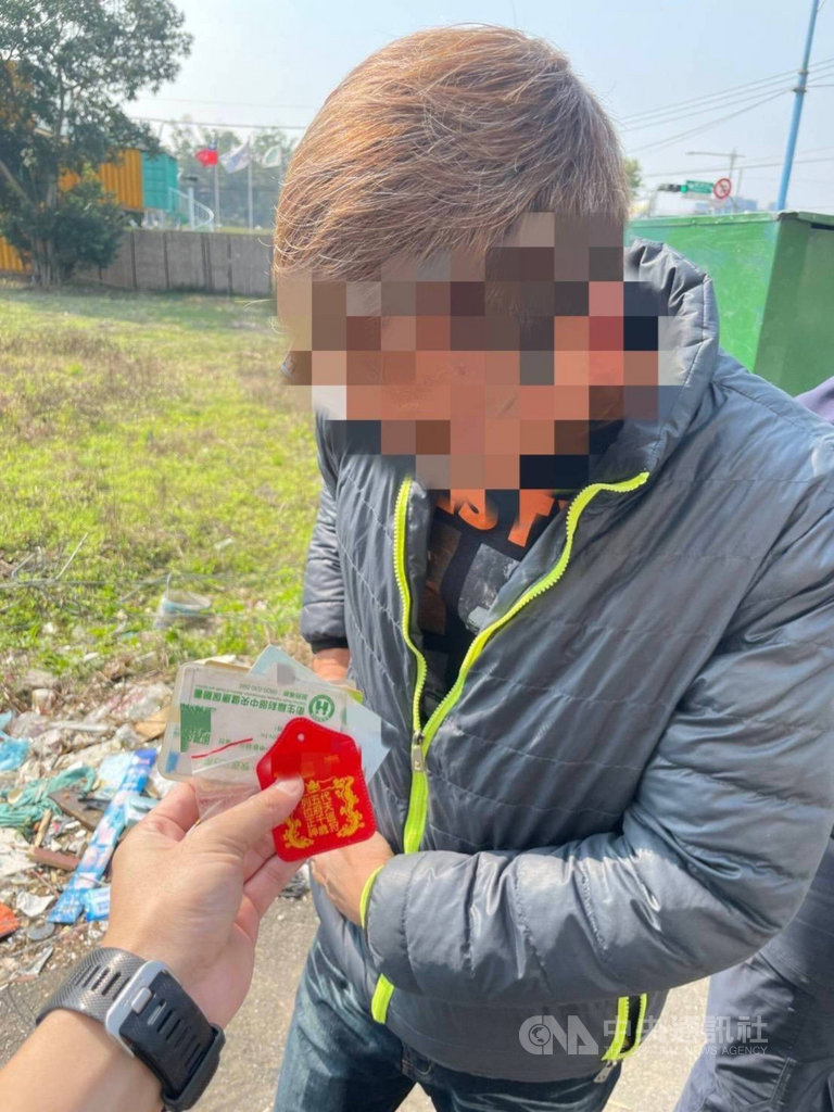 新北市警察局保安警察大隊21日下午執行巡邏勤務時,發現一名蔡姓中年男子形跡可疑,盤查時被眼尖員警發現他拿平安符藏毒,企圖躲避查緝,當場被帶回偵辦。(翻攝畫面)中央社記者沈佩瑤傳真 110年2月23日
