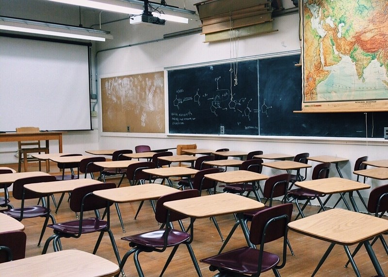 受到疫情影響,中小學延後開學,一名代理教師被迫繳回新台幣7000多元薪資,在網路上引發討論。(示意圖/圖取自Pixabay圖庫)