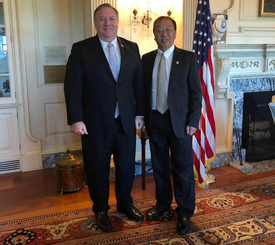 余茂春（右）被问与前美国国务卿蓬佩奥（左）如何相识，他不愿透露细节，仅强调两人是好朋友，一拍即合。 （图取自维基共享资源；版权属公众领域）