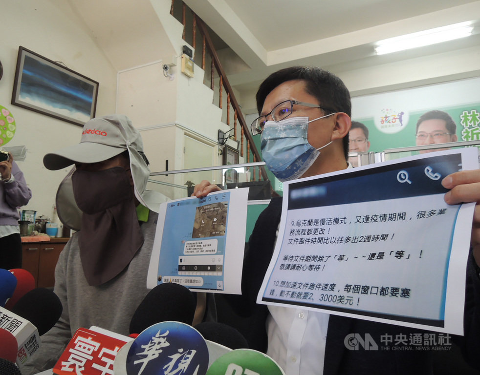 民進黨立委張廖萬堅(右)23日陪同1名前往烏克蘭尋求代理孕母的男子「阿強」舉行記者會,張廖萬堅籲政府正視問題,解決已爭議20年的代理孕母問題。中央社記者郝雪卿攝 110年2月23日