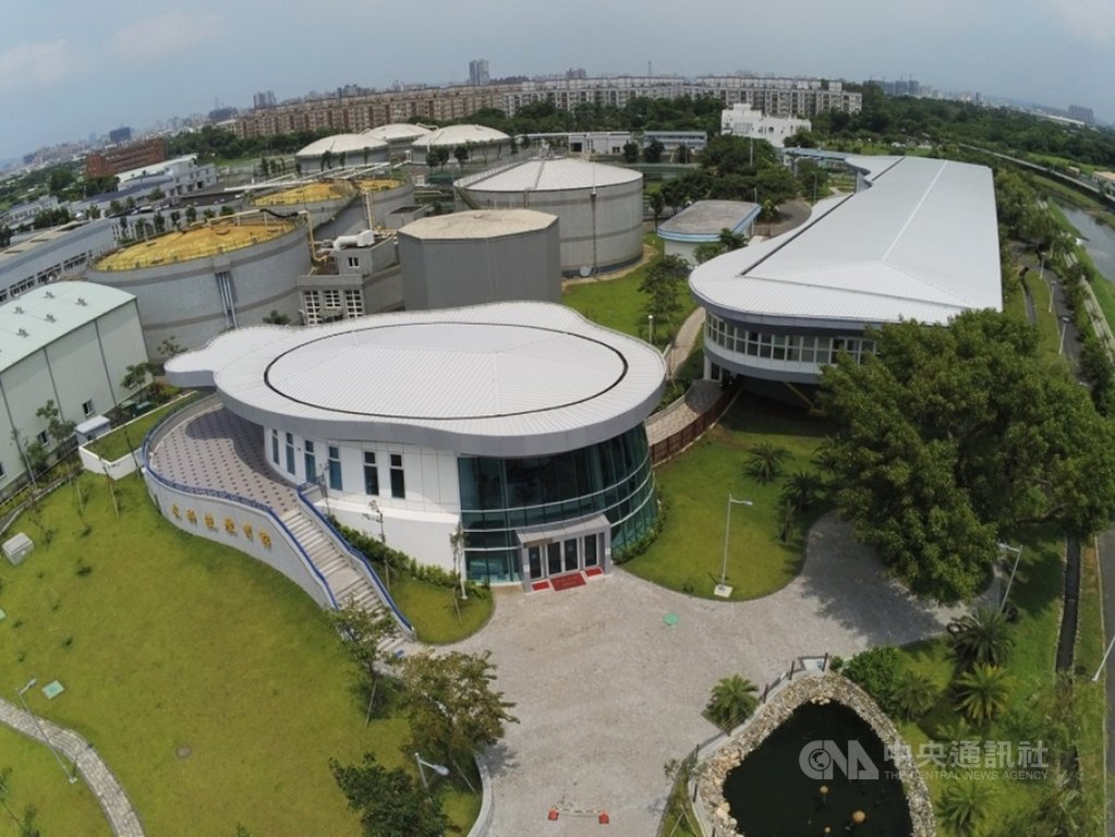 全台水情吃緊,高雄市持續開發再生水,鳳山溪再生水廠每日可供應4.5萬噸再生水給臨海工業區使用,有關水資源的開發,水利局允諾持續與中央合作,增加民生及產業用水,穩定大高雄地區的供水。圖為鳳山水資源中心。(高市府提供)中央社記者王淑芬傳真 110年2月24日