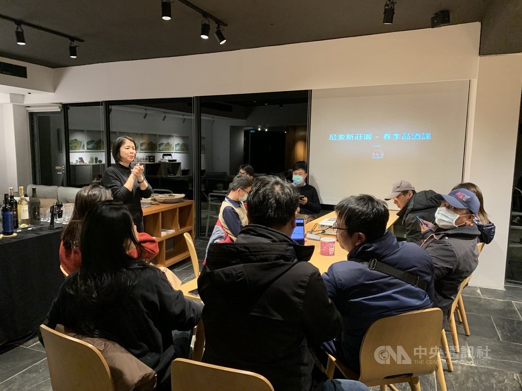 馬祖日光春和旅店與紅酒業者合作舉辦品酒課程,盼透過品嚐紅酒,讓馬祖人學習喝好酒與品味技巧,在大眾應酬的喝酒文化外,為地方帶來不同的品酒文化體驗。中央社記者邱筠攝 110年2月24日