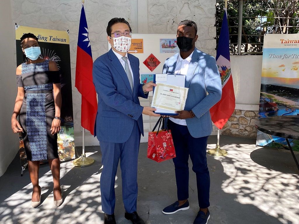 駐海地大使古文劍(前左)舉行路牌設計比賽,藉此宣傳台灣,獲得海地民眾在網路上熱烈回應。(駐海地大使館提供)中央社記者林宏翰洛杉磯傳真 110年2月24日