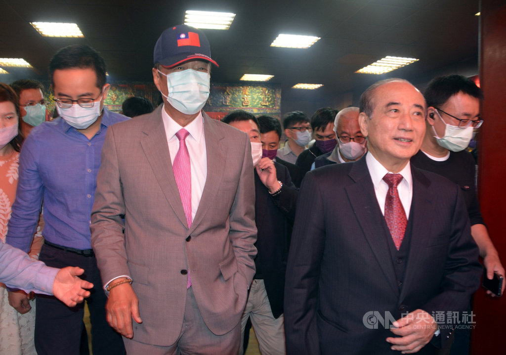 鴻海集團創辦人郭台銘(前左)、前立法院長王金平(前右)24日一起到新北市土城區順聖宮參加禮斗法會。中央社記者黃旭昇新北攝 110年2月24日