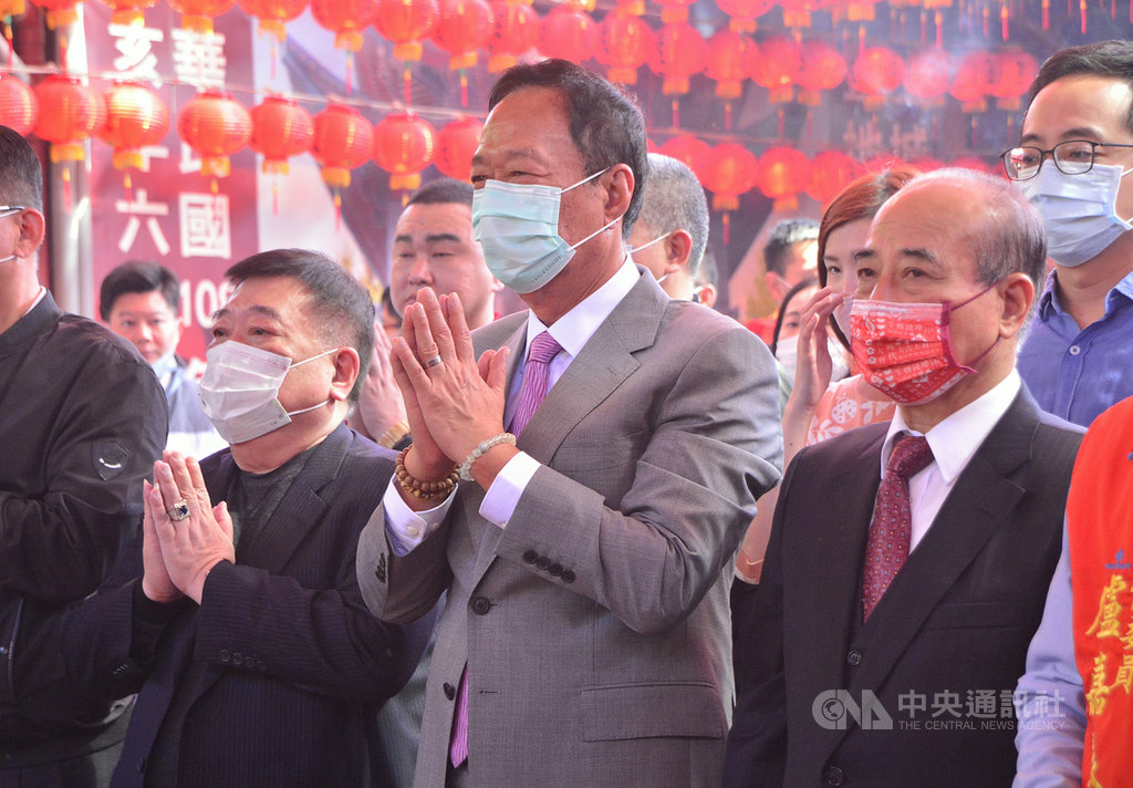 鴻海集團創辦人郭台銘(前右2)24日與前立法院長王金平(前右)一起到新北市土城區順聖宮參加禮斗法會,向主祀的關聖帝君祈求國運昌隆。中央社記者黃旭昇新北攝 110年2月24日