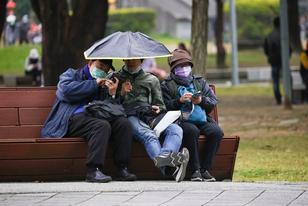 氣象專家吳德榮表示,元宵節(26日)夜間起有一波東北季風南下,挾帶冷空氣,北台灣氣溫降,新竹以北、東半部有局部雨。(中央社檔案照片)
