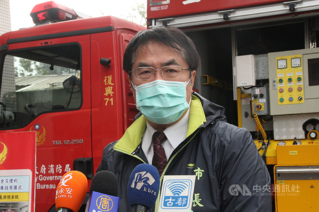台南市長黃偉哲24日接受媒體聯訪時表示,台南市治安有許多該檢討的地方,但警方辦案態度及出發點都值得肯定,台南警方的犯罪偵防仍會持續努力進行,早日還給台南市民安全的生活環境。中央社記者楊思瑞攝 110年2月24日