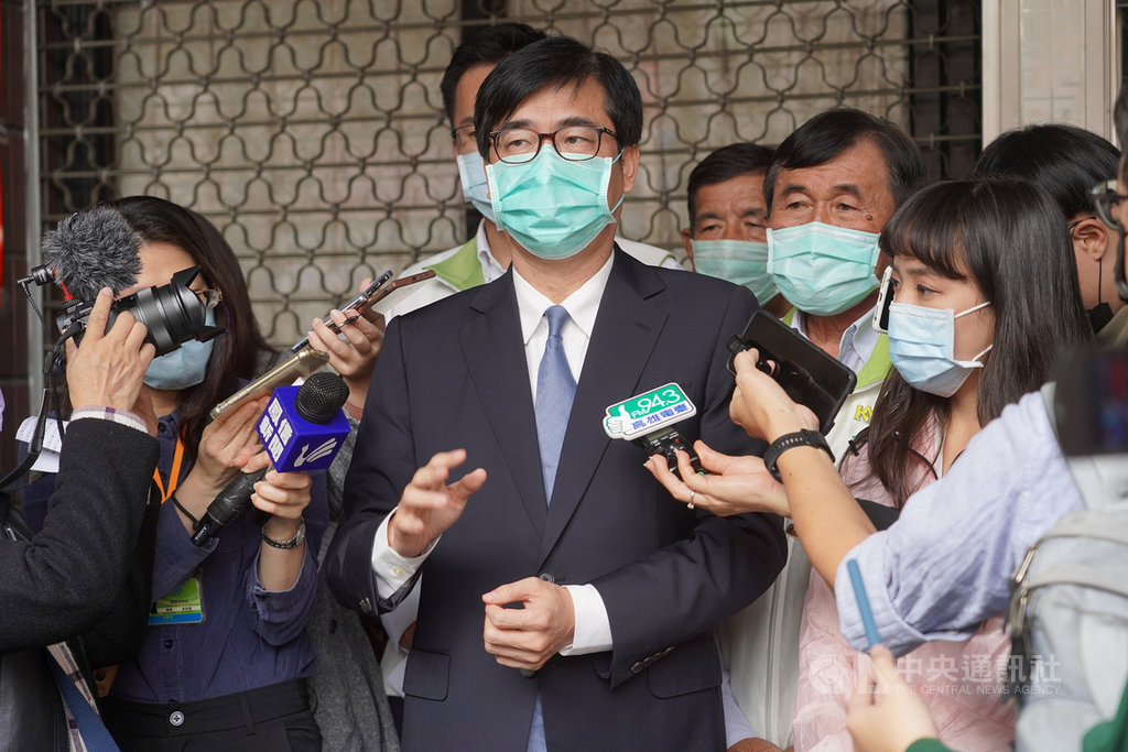二二八事件將屆74週年,高雄市長陳其邁(中)24日探望當年受難者蘇泰山與凃光明的家屬。陳其邁籲「歷史不能遺忘」,盼共同記取教訓。中央社記者董俊志攝 110年2月24日
