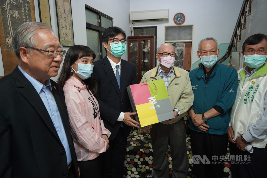 二二八事件將屆74週年,高雄市長陳其邁(左3)24日在市議員黃捷(左2)、張漢忠(右)陪同下,前往鳳山拜訪因二二八事件遭判刑的蘇泰山家屬蘇國偉(右3)、蘇國禎(右2),表達慰問之意。中央社記者董俊志攝 110年2月24日