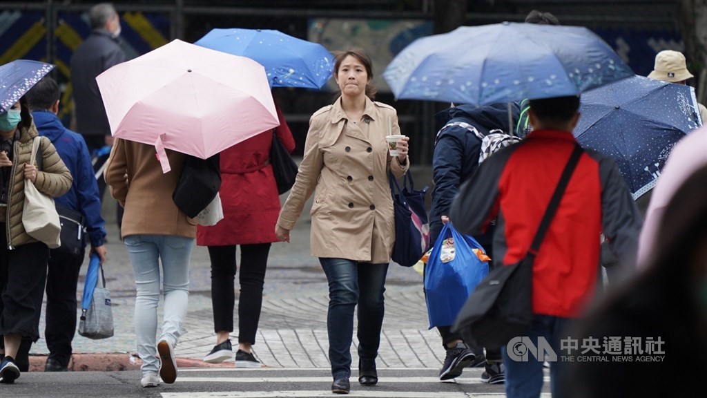 氣象局表示,24日上午受南方雲系影響,南部及中部山區有局部短暫雨。(中央社檔案照片)