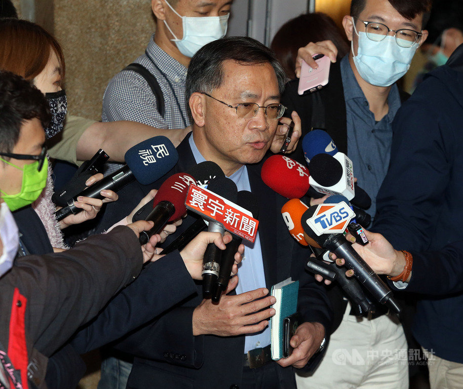 台灣國家聯盟因北市府邀前總統馬英九到二二八紀念活動致詞而退出協辦。台北市副市長蔡炳坤(中)24日表示,23日拜訪台灣國家聯盟,理解他們的立場,但會照既定的計畫舉辦。中央社記者郭日曉攝 110年2月24日