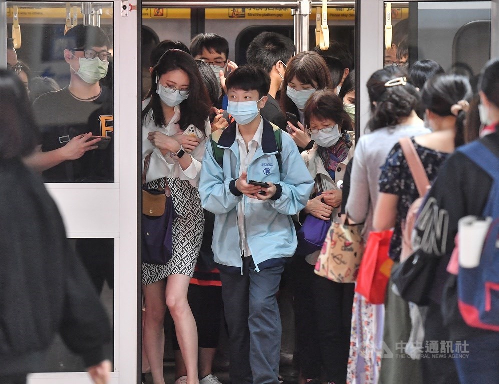瑞典電視台專門討論國際事務的節目「外國事務所」,23日以「無病毒的台灣」為題介紹台灣防疫成效。圖為下班尖峰時段,捷運上擠滿戴口罩的通勤民眾。(中央社檔案照片)