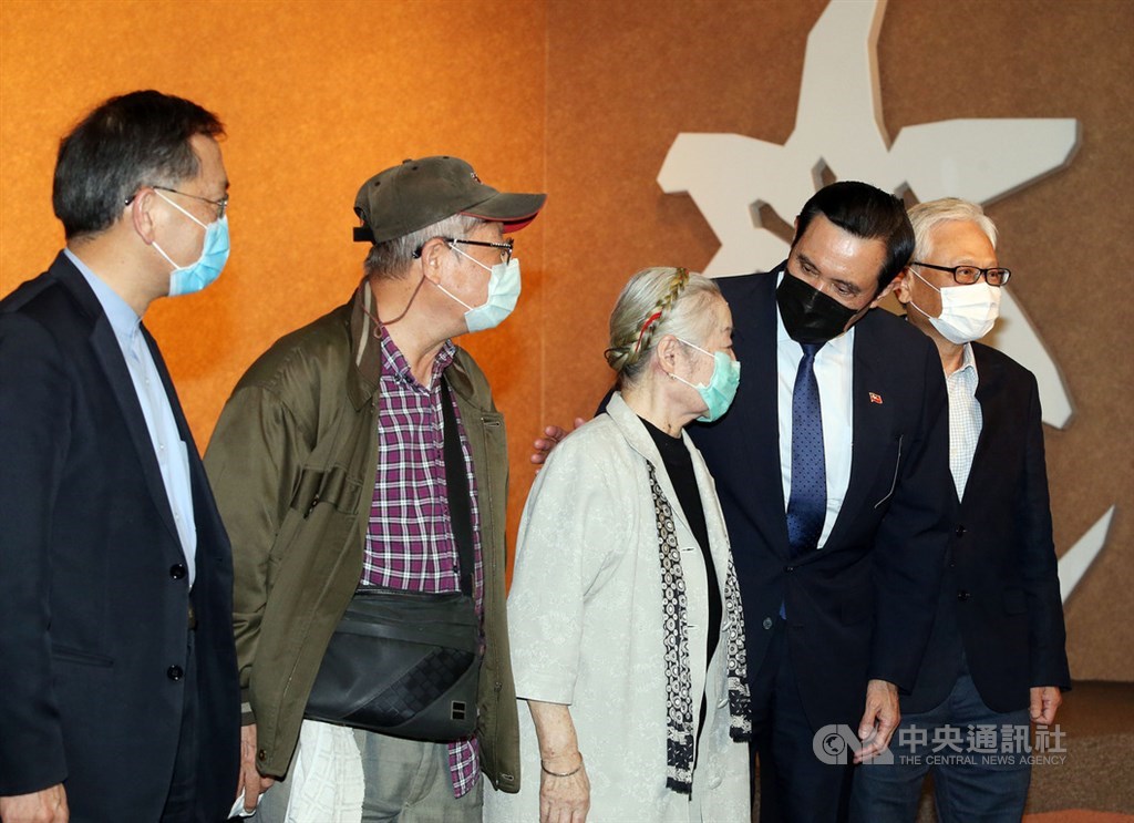 前總統馬英九(右2)、台北市副市長蔡炳坤(左1)24 日上午到二二八國家紀念館,出席「二二八事件74週年追思暨座談會」,向二二八受難者家屬致意。中央社記者郭日曉攝 110年2月24日