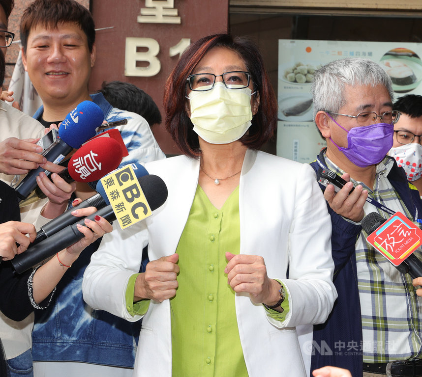 民進黨籍立委林淑芬等3人在立法院萊豬表決時跑票,遭移送黨中評會處理,黨中評會25日再次開會討論,中評會主委康裕成(前)會後受訪表示,會中決議3人停權1年處分,但若再犯,就停權3年。中央社記者謝佳璋攝 110年2月25日