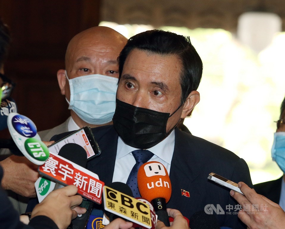 人權律師李勝雄說,二二八紀念活動邀前總統馬英九演講是對受難者是一大侮辱。馬英九(前)24日出席「二二八事件74週年追思暨座談會」前受訪表示,他為二二八盡心盡力將近30年、做各式平反工作,不要因為有偏見,就忽略30年來的努力。中央社記者郭日曉攝 110年2月24日