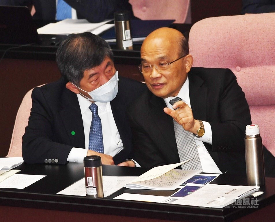 行政院長蘇貞昌26日上午到立法院就有關COVID-19篩檢、疫苗整備及百億養豬產業基金相關事項專案報告及備詢。圖為蘇貞昌(右)與衛福部長陳時中(左)交換意見。中央社記者施宗暉攝 110年2月26日