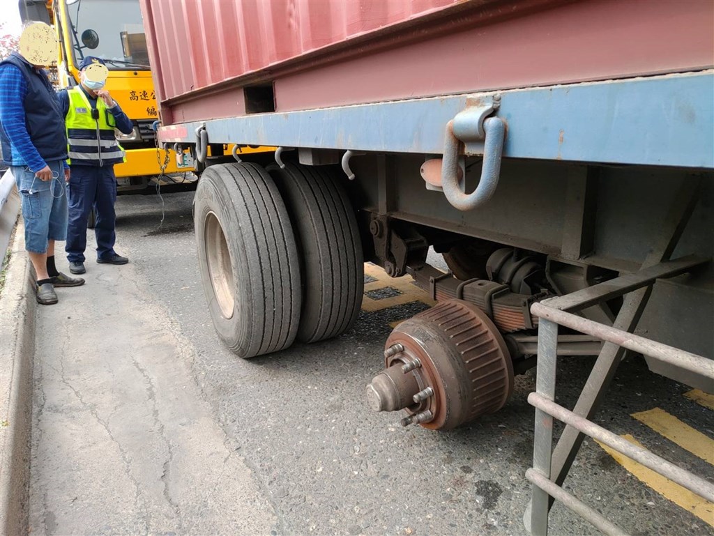 國道1號一輛貨櫃曳引車27日上午行經364.4公里高雄段時,輪胎不明原因脫落,彈到對向車道砸毀一輛汽車,之後還波及另輛車。(國道公路警察局提供)中央社記者洪學廣傳真 110年2月27日